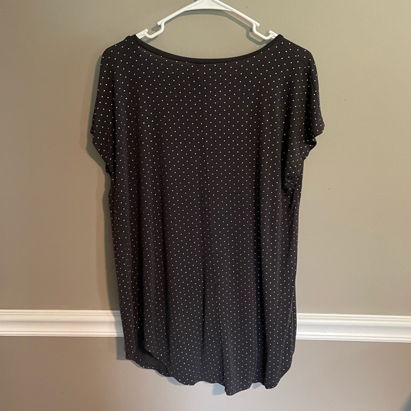 ⭐️4 for $10⭐️Maurice’s Silver / Grey Polka Dot Flowy T Shirt. - Picture 4 of 7